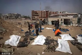 以军撤离后的加沙医院：垃圾堆下乱葬坑中，300具尸体堆积图片