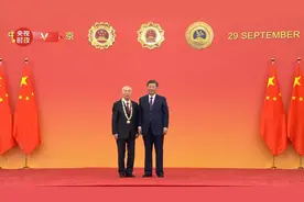 独家视频丨习近平向张燮林颁授“体育工作杰出贡献者”国家荣誉称号奖章图片