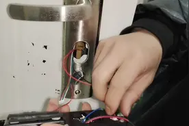 这室友靠谱！长沙一学生花80元为宿舍自制指纹锁：从小喜欢捣鼓，做出来感觉特别爽图片