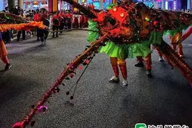 网友：生腌锣鼓队？！看过舞龙舞狮，你见过汕头的舞龙虾吗图片