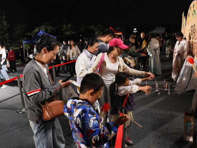 最后一天！今晚8点亲眼见证嫦娥奔月！打卡表演做游戏都在这儿了