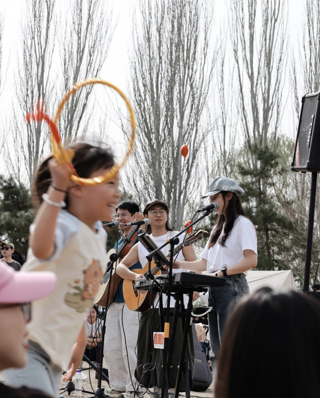 一场北京公园里的“野唱会”，素人和明星都被请上台