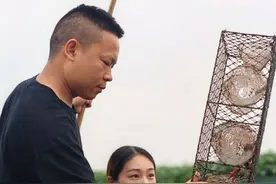 监利90后大学生夫妻返乡养虾8年，将监利龙虾销往全国各地图片