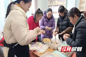 巧手齐包“廉心饺” 浓浓幸福邻里情图片