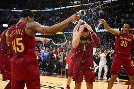 NBA | 东契奇空砍45分 斯特鲁斯超远距离三分助骑士绝杀独行侠图片