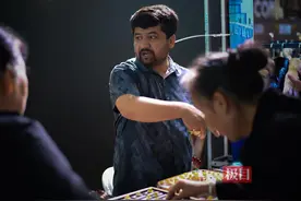 外国老板武汉摆摊，中文交流无障碍图片