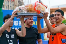 全民健身——街头篮球燃动假日图片