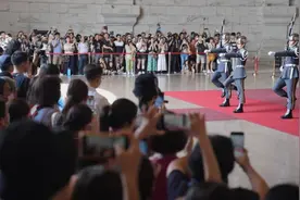 台媒称“中正纪念堂”仪队操演今起移至户外，岛内网友：打着“转型正义”旗号做无聊事图片