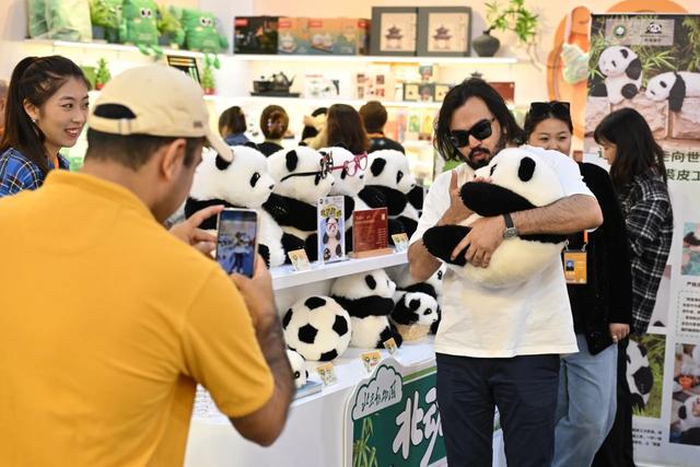 “全民吸猫”时代，熊猫何以成为顶流IP？