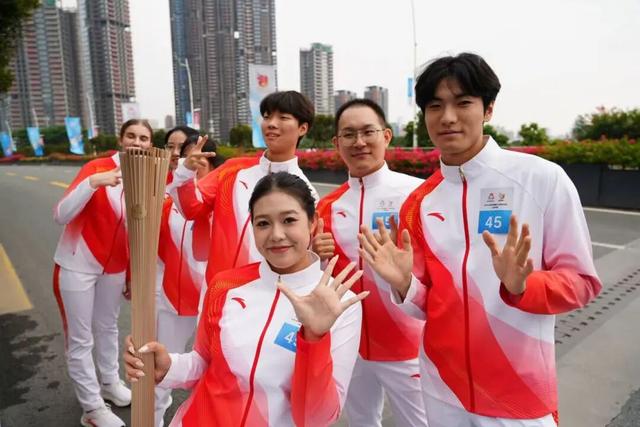 人人人！今天，这里挤满围观市民，现场令人振奋！网友：果然很深圳