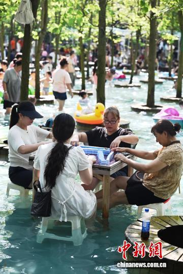 成都高温天气持续 游客打水上麻将享清凉