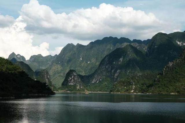 千姿百色绘千景：红魂染初心、绿脉润浩坤、彩韵映民魂