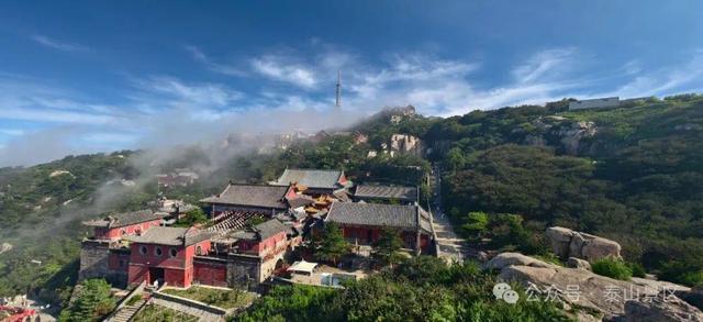 泰山雨霁：云雾织仙境，霞光染群峰，这泼墨山水里藏着夏日最治愈的奔赴