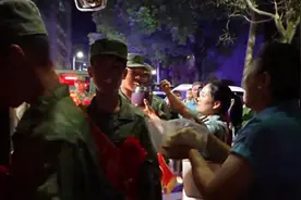 笑着笑着就哭了！新化母亲凌晨带饺子送儿入伍：虽没见到儿子，所有的孩子都是我的孩子图片
