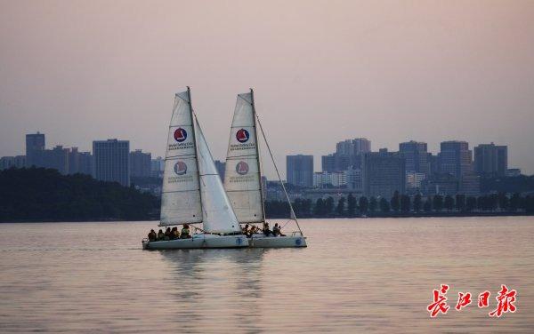 骑遇东湖秋意来！50组体验官夜探东湖“水陆”秋日景