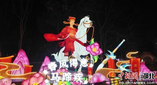 武汉园博园花灯会亮灯 3.2公里沉浸式灯河点亮江城