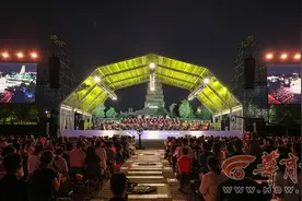 ​数万名观众观演！西安交响乐团举行大雁塔户外公演图片
