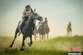2025年锡林郭勒蒙古马超级联赛精彩进行图片
