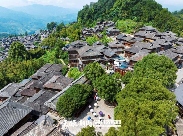 贵州岜沙苗寨迎来暑期旅游旺季