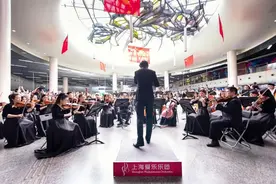 地铁人民广场站，奏响了《红旗颂》图片