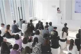 在都市与海岸天际线看秀图片