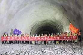 中马合作项目再传捷报：马来西亚东海岸铁路双文丹2号隧道进口段至1号斜井段成功贯通图片