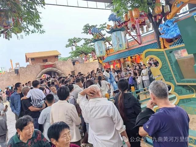 金秋国庆，雨幕真情：九曲黄河万里情和游客的双向奔赴