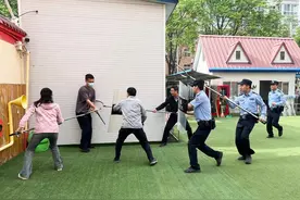 基层动态丨城关派出所深入辖区幼儿园开展反恐防暴演练图片