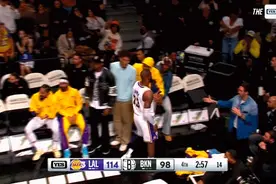 👑詹姆斯忙着给自己戴皇冠 场边球迷伸手惨遭无视😂图片