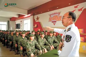 听“老班长”讲奋斗故事，东部战区海军引导新兵走好军旅第一步图片
