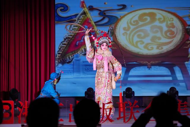 这辆阅读大篷车开行一周年，山区海岛迎来“移动图书馆”