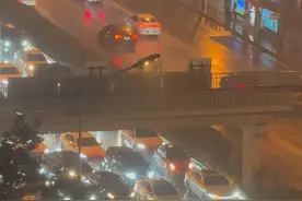 快评丨车停桥下躲冰雹致严重拥堵，为什么难构成“紧急避险”？图片