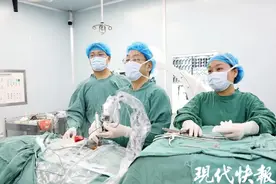 51岁女子因患腰椎间盘突出行走困难，走200米就抬不起腿图片