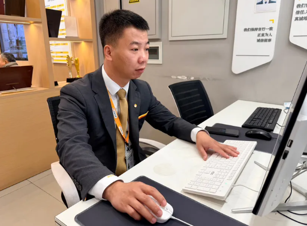 北京一轿车撞断大桥护栏半悬空中，过路男子冲上前压住车头！车内两人得救