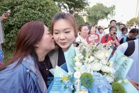 高考催生鲜花经济 济南考点附近花店销量爆棚图片