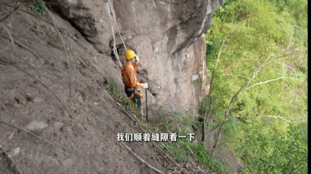 高温下的坚守——铁路线上的“攀岩者”