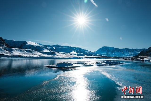 银装素裹！冰蓝湖水邂逅洁白雪峰