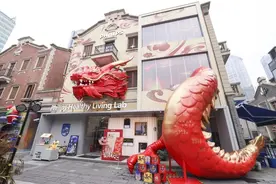 “龙”重登场！从静安这个地铁口出站，抬头惊现中国红巨龙！图片
