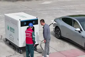 AI精准导航“空闲桩” 绿能充电器会“走路”——国网沧州供电公司利用新技术让车主充电不再“抢车位”图片