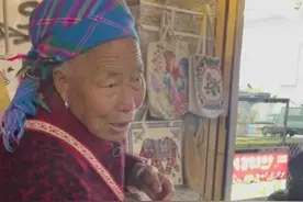 砍价砍到自己笑场，大理卖大龙的可爱奶奶走红，网友：有一种老谋深算又算不明白的样子图片