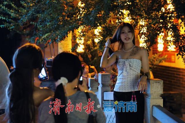 一年四季 泉在济南丨曲水亭街夏夜人气爆棚，游客如织感受泉城魅力