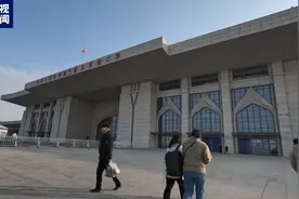 新疆霍尔果斯口岸迎来新年首个客流高峰图片