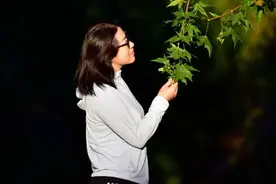 一到秋天脱发为什么更严重？医生教你10招应对脱发困扰！图片
