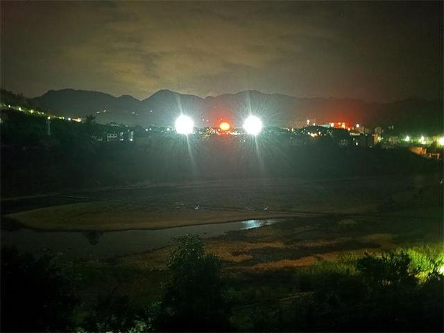 游游《郁江夜话》