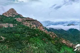 组图丨泰山扇子崖云雾缭绕 似利剑直插云霄图片