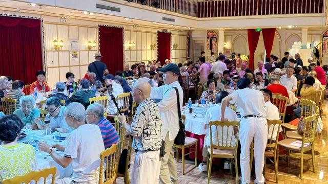 探访沪上银发网红地：这里为何称老人百元一日聚“天花板”