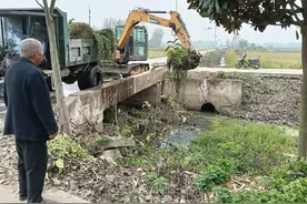 冬闲渠塘清淤忙图片