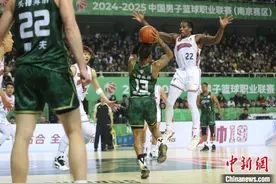 CBA常规赛：上海久事队战胜南京头排苏酒队图片