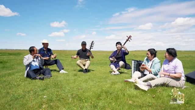 西拉沐沦河畔的石榴花
