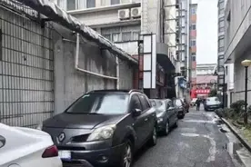 “僵尸车”内长出草，该如何整治？图片